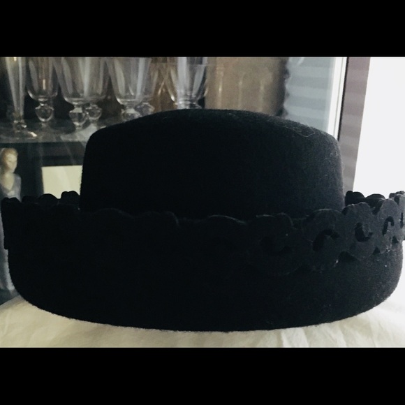 Saks Fifth Avenue Accessories - Vintage Black Wool Hat Scallop Design